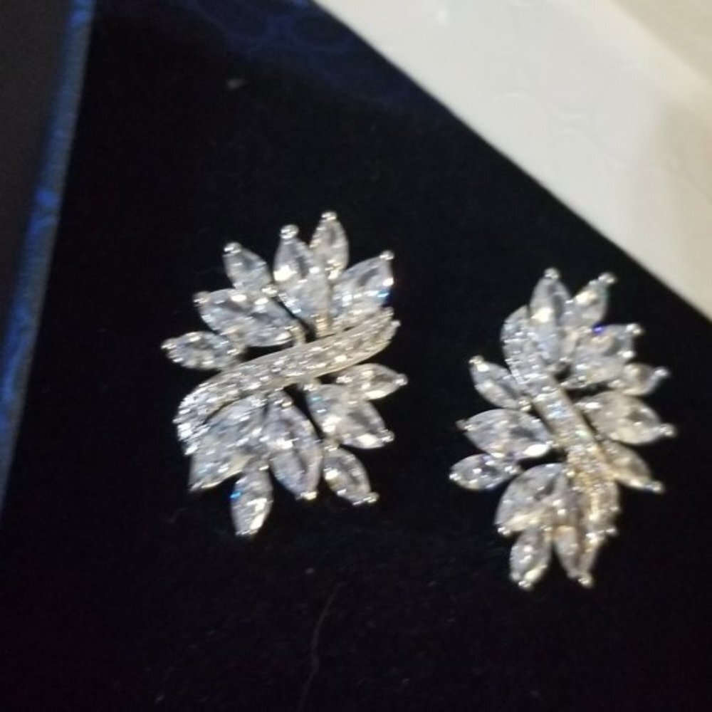 18K White Gold Swarovski crystal Marquise earrings - Picture 6 of 10